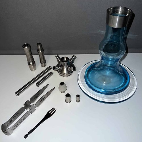 Moderne blaue Shisha mit Edelstahlteilen und Zubehör.