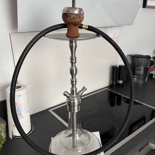 Shisha mit Edelstahl, Glasbowl und Schlauch auf Küchenarbeitsplatte.