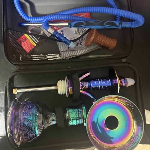 Komplettes Shisha-Set mit Glasbowl, Schlauch und Zubehör.