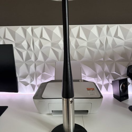 Schwarze und silberne Shisha-Glasbowl auf Tisch mit Drucker und Lautsprecher.