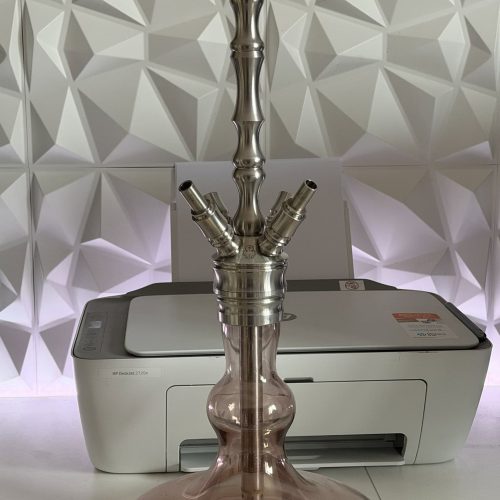 Moderne Shisha mit Metallrohr und Glasbowl auf Schreibtisch.
