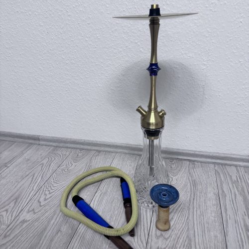 Verschiedene Shisha-Teile inklusive Glasbowl, Schlauch und Kopf.