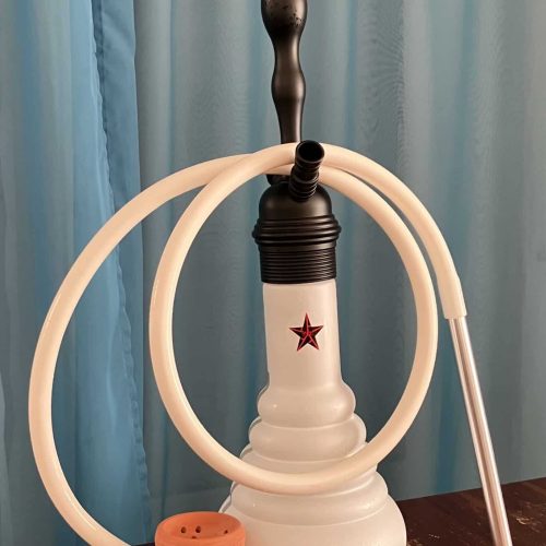Rauchsäule mit Schlauch und Tabakkopf, ideal für Shisha-Liebhaber.