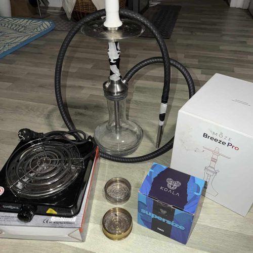 Komplettes Shisha-Set mit Kohle, Tabak und Zubehör.