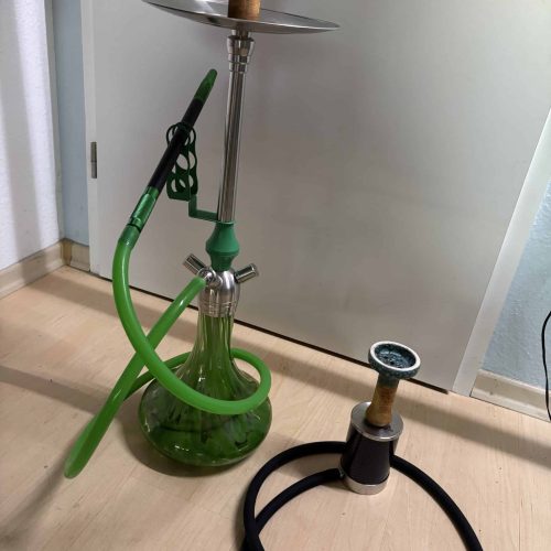 Shisha mit grünem Glasbehälter und Metallaufsatz, inklusive Schlauch und Kopf.