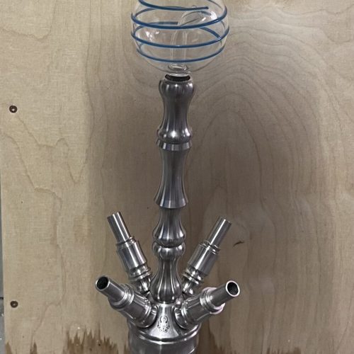 Hochwertige Wasserpfeife mit Glas- und Metallteilen, ideal für Shisha-Liebhaber.
