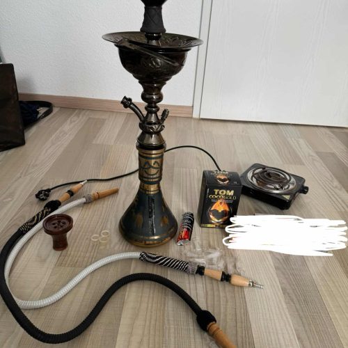 Rauchsäule mit Shisha, Schlauch und Zubehör für Wasserpfeife.