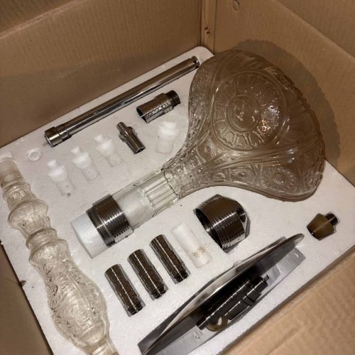 Dekorative Glas-Shisha mit Zubehör in Karton verpackt, für Shisha-Liebhaber.
