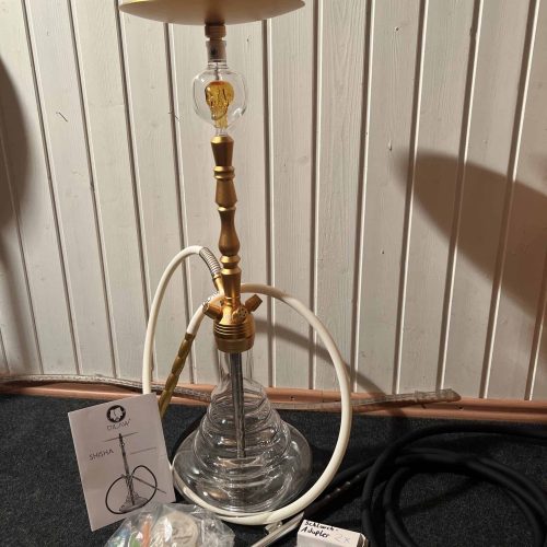 Alte Shisha mit Glasbasis und Zubehör.