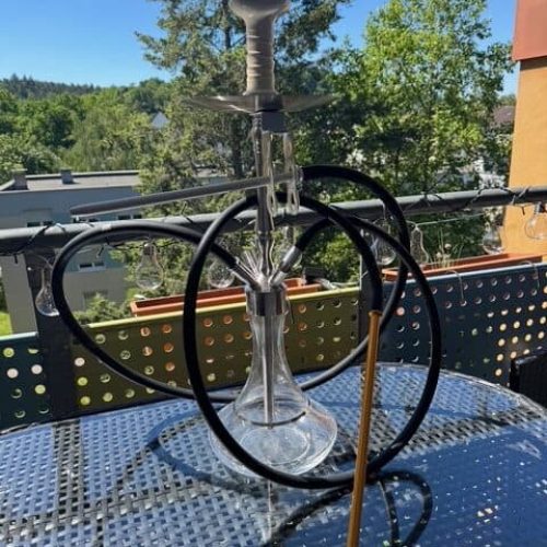 Shisha mit Glasbowl auf Balkon mit Blick ins Grüne.