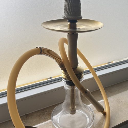 Hookah mit Glasbasis, Schlauch und Kopf, ideal für Shisha-Liebhaber.