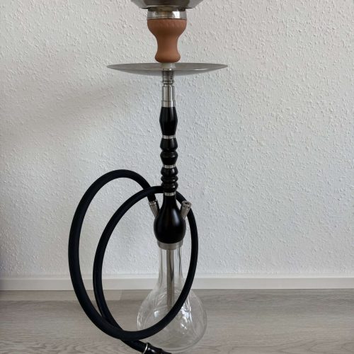 Moderne Shisha mit Glasbasis, Holz- und Metallteilen, flexiblem Schlauch.