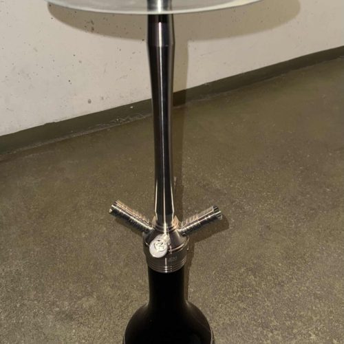 Shisha-Tabak mit Glasbowl auf einem schwarzen Wasserpfeifenständer.