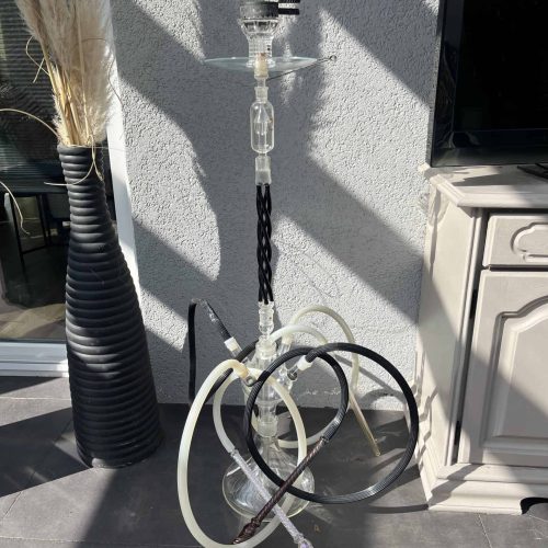 Shisha mit Glasbowl, Schlauch und Zubehör im Außenbereich.