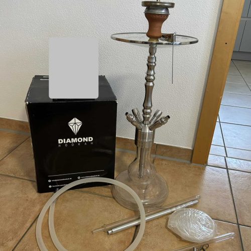 Wasserpfeife mit Glasbasis, Metallrohr und Zubehör, ideal für Shisha-Liebhaber.