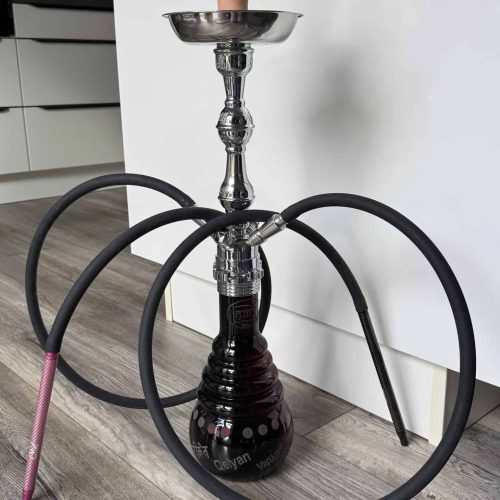 Rauchende Wasserpfeife mit Wasserbehälter und Schläuchen, ideal für Shisha-Liebhaber.