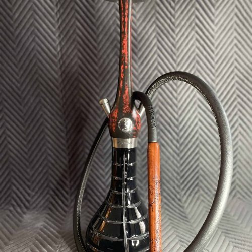 Dekorative Shisha mit Holz- und Metallkomponenten, ideal für Raucher und Sammler.