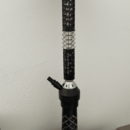 Hookah mit Metall- und Glasdetails, auf weißem Hintergrund, für Shisha-Liebhaber.