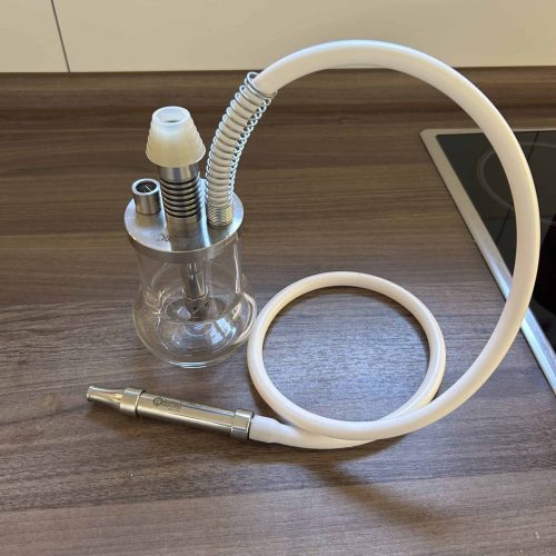 Shisha-Zubehör mit Glasbehälter und flexiblem Schlauch.