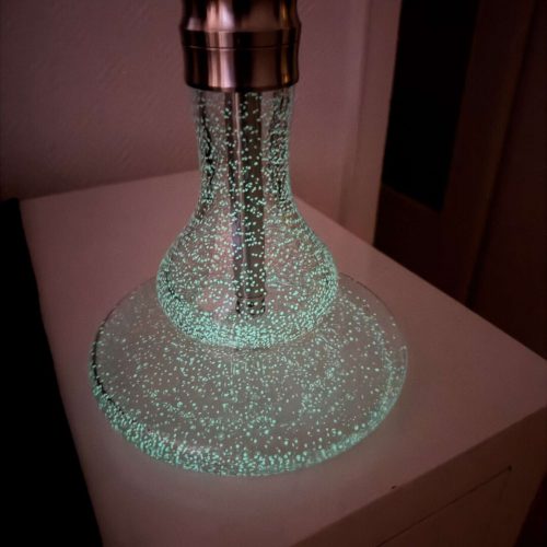 Schöne Shisha mit leuchtendem Rauchglas und LED-Effekt, ideal für gemütliche Abende.