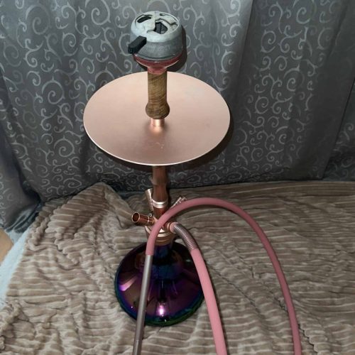 Raucherset für Shisha mit Kopf, Schlauch und Basis, auf weichem Stoff liegend.