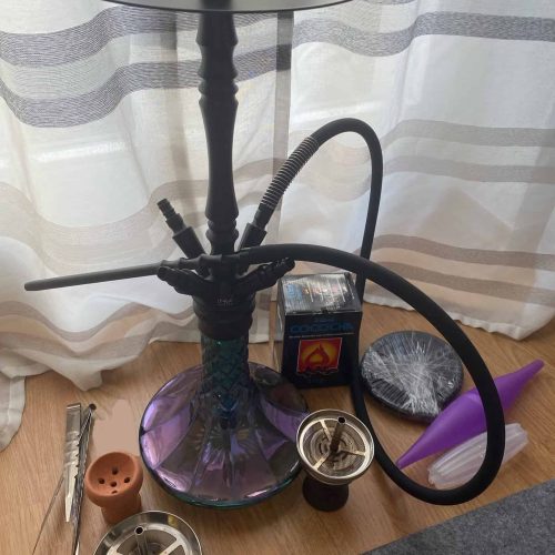Shisha mit Zubehör, Tabak und Kohle auf Holztisch.