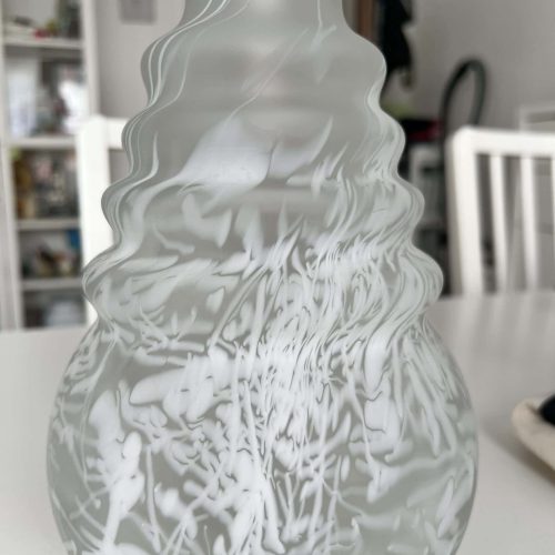 Dekorative Glasvase mit weißen Mustern, ideal für Wohnraumdekoration.