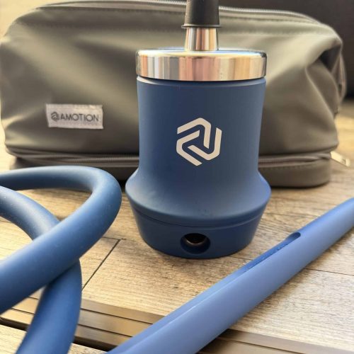 Blaue elektrische Shisha mit Zubehör und Tragetasche.