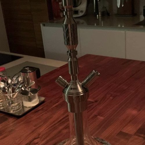 Wasserpfeife mit Glasbasis und Metallstange, ideal für Shisha-Liebhaber.