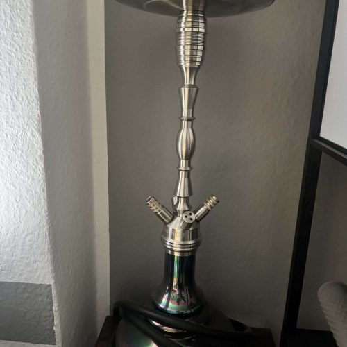 Raucherset mit Metallaufsatz und Schlauch für Shisha, stilvolle Rauchsäule für Wasserpfeifen.