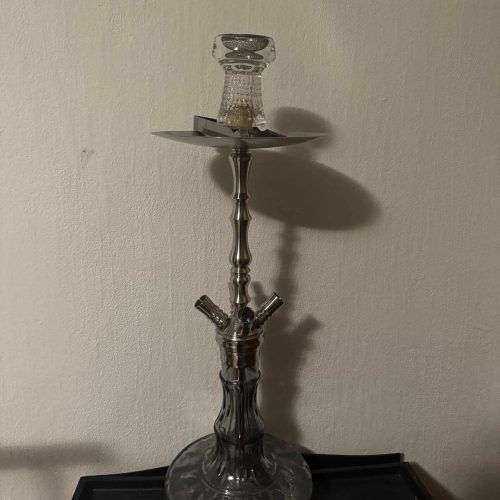 Elegante Shisha mit Glasbasis, Metallrohr und Keramikschale, ideal für Raucherlebnisse.