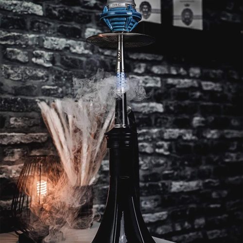 Shisha mit Rauchentwicklung und Zubehör im modernen Ambiente.