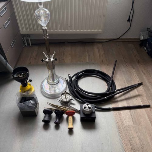 Verschiedene Shisha Teile inklusive Glasbowl, Schlauch und Dichtungen.