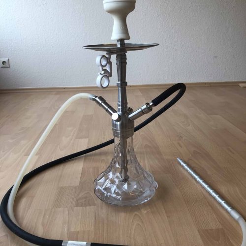 Shisha mit Glasbowl und Schläuchen, ideal für den Gebrauch zu Hause oder im Club.
