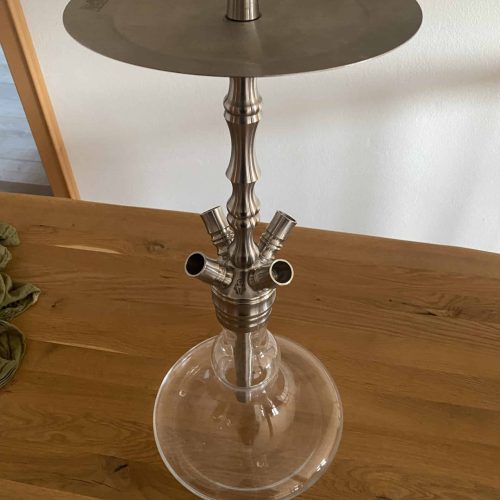 Rauchersäule mit Metallplatte, Glasbasis und mehreren Anschlüssen für Wasserpfeifen.