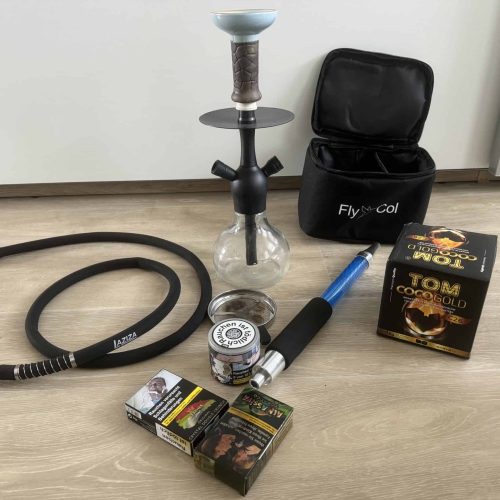 Verschiedene Shisha-Teile und Zubehör auf Boden.