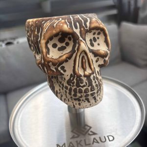 Detailaufnahme einer Skull-Shisha-Bowl aus Keramik auf Metallständer.