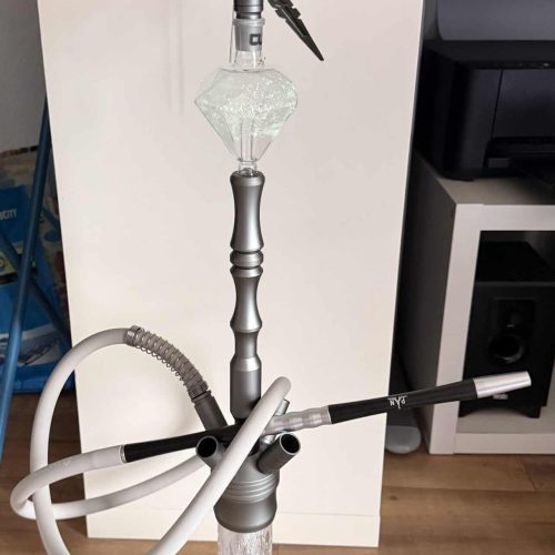 Wasserpfeife mit Glasbasis, Metallstamm und Zubehör, bereit zum Verkauf.