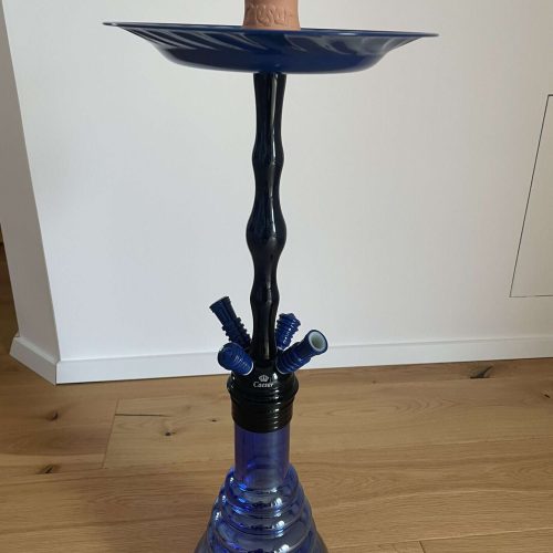 Rauchende Wasserpfeife mit blauer Glasbasis, Keramikschale und Metallrohr.
