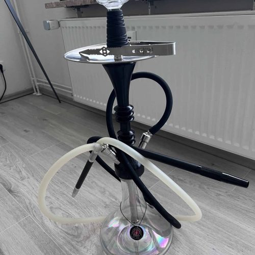 Rauchsäule mit Glasbasis, Schlauch und Zubehör für Shisha-Genuss.