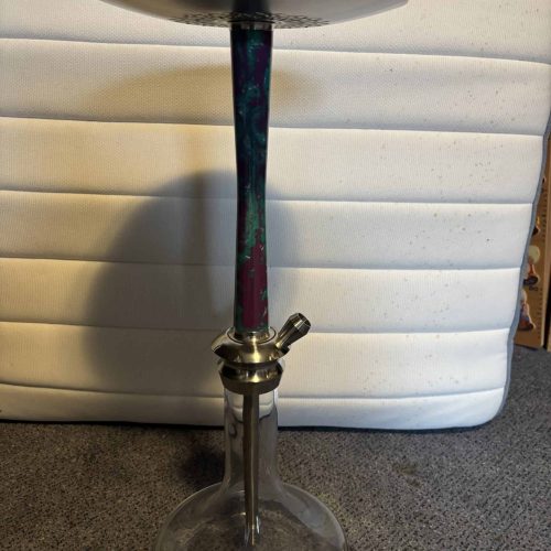 Großer Shisha-Ständer aus Metall mit Ablage.
