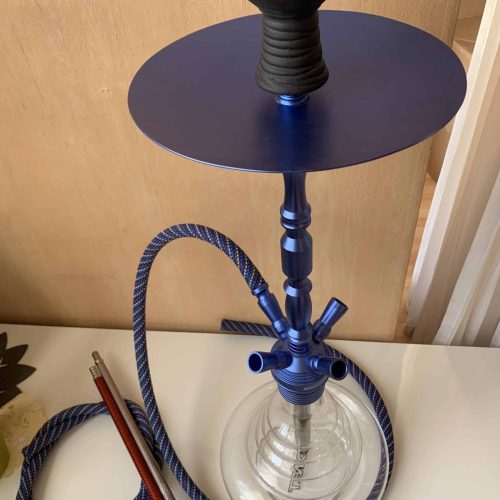 Rauchsäule für Wasserpfeifen mit Schlauch und Zange, ideal für Shisha-Liebhaber.