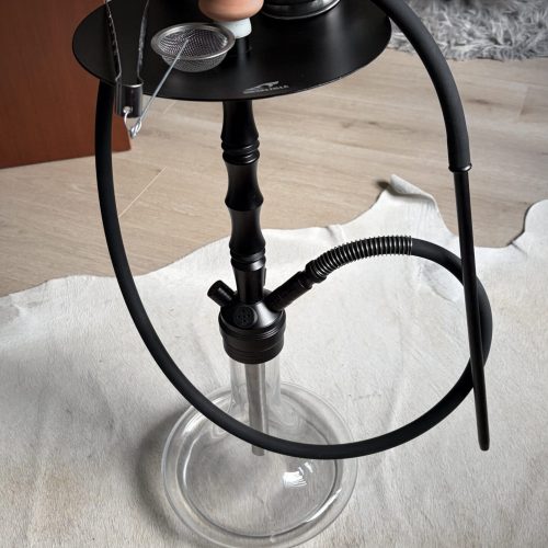 Rauchsäule mit Shisha-Set, inklusive Kopf, Schlauch und Glasaufsatz.
