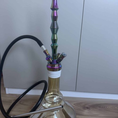 Bunte Wasserpfeife mit Glasbasis und farbigem Schlauch, ideal für Shisha-Liebhaber.