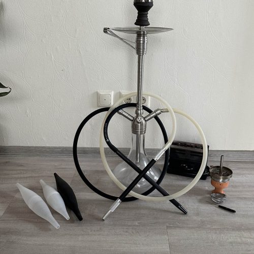 Schwarze Shisha mit Glasaufsatz und Zubehör, gebraucht, gut erhalten, auf einer Holzfußboden.