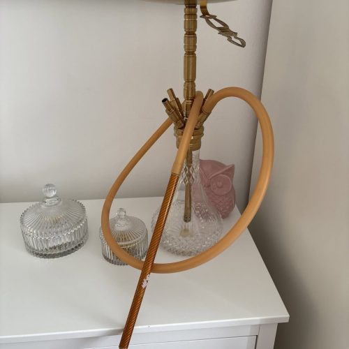 Rauchsäule mit Schlauch, ideal für Shisha-Genuss, auf weißem Nachttisch.