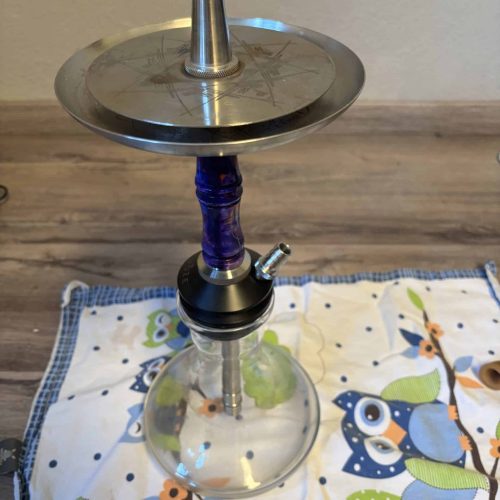 Shisha mit Glasbasis und Metallaufsatz, ideal für Raucher und Wasserpfeifen-Liebhaber.