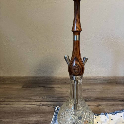 Dekorative Shisha mit Holz und Glas, ideal für Raucher und Sammler.