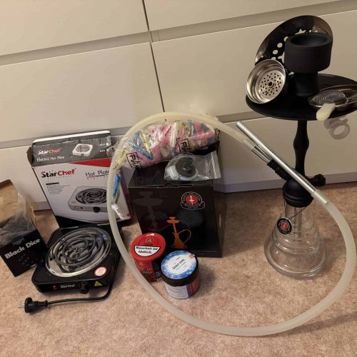 Rauchsäule mit Zubehör, Shisha-Teile und Reinigungsutensilien für Shisha-Liebhaber.