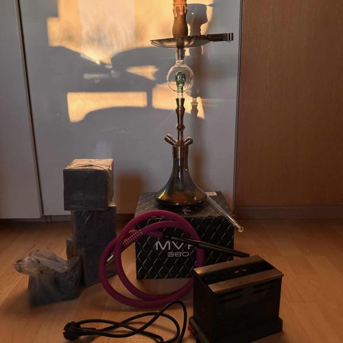 Rauchsäule und Shisha-Zubehör, inklusive Schlauch, Kohleteller und Dichtung.